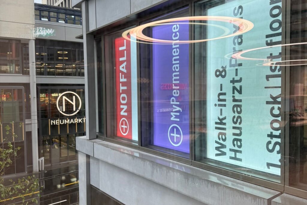 Leuchtkasten am Franklintower für Patientenorientierung